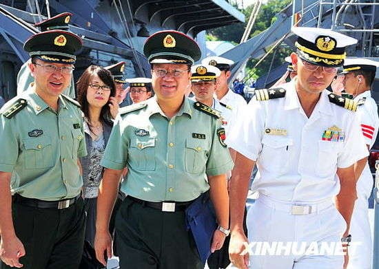 Đoàn đại biểu sĩ quan hải quân Trung Quốc tham quan tàu khu trục Murasame của Lực lượng Phòng vệ Biển Nhật Bản